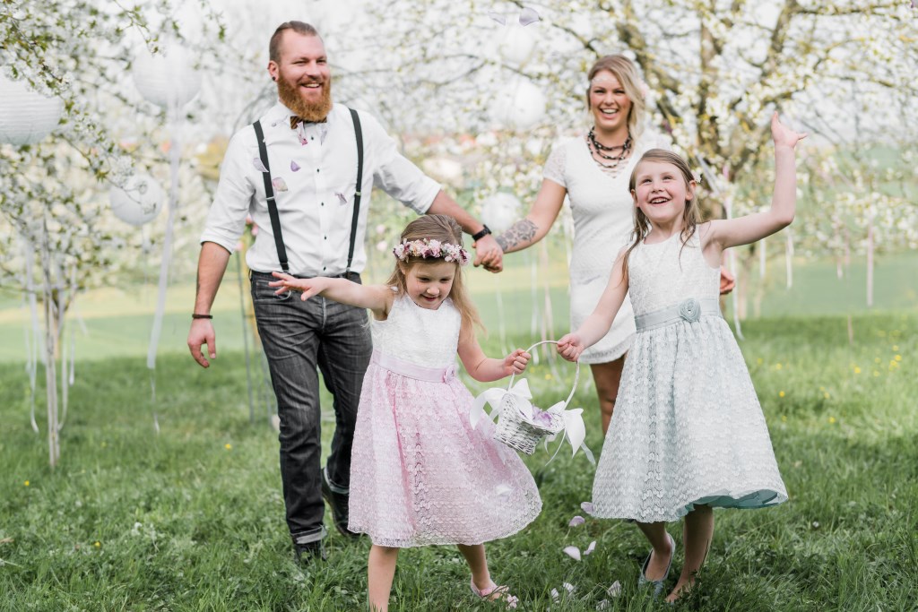 Brautpaar mit Blumenkindern