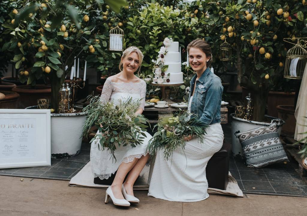 Bräute mit Hochzeitstorte