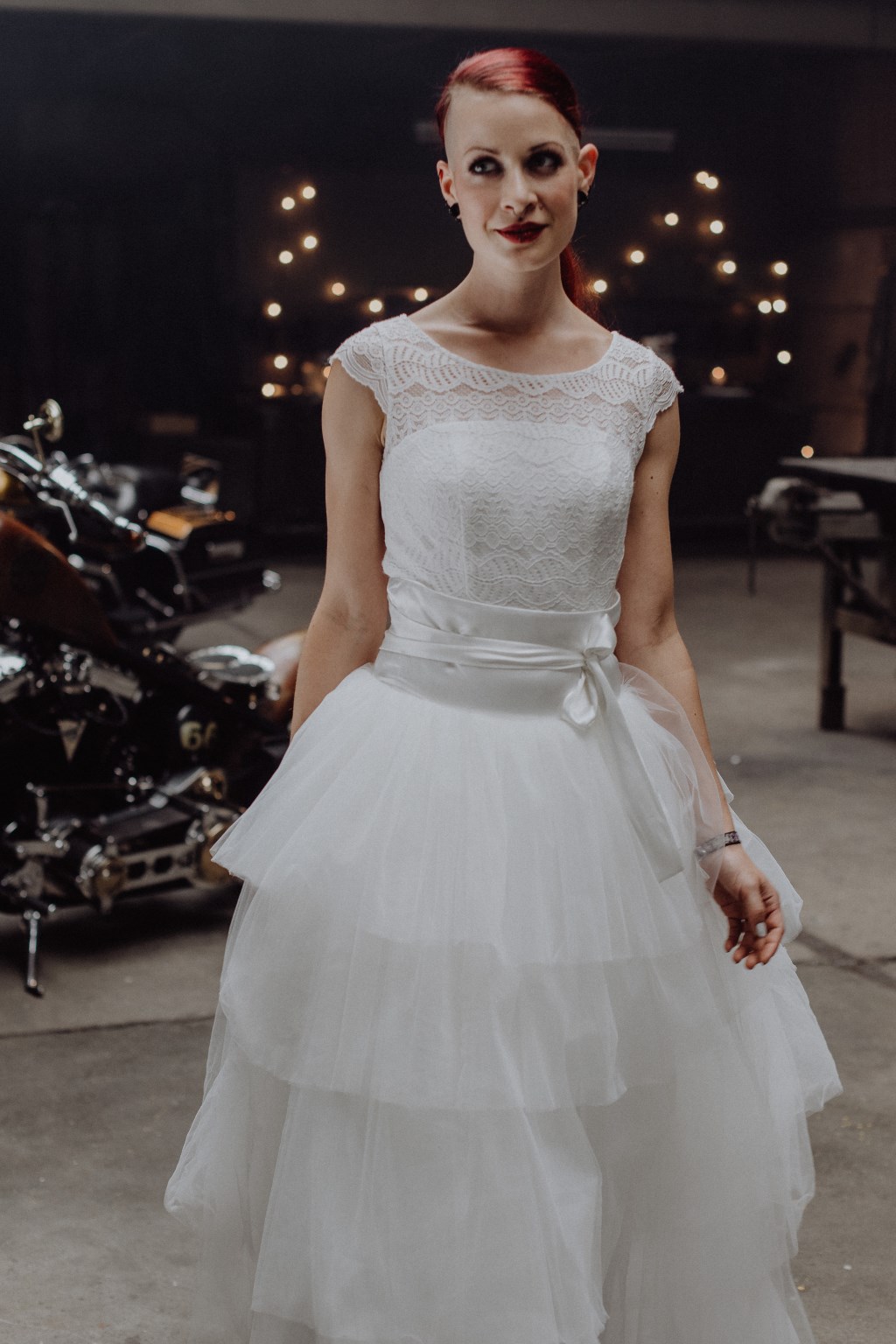 Rockabilly-Braut im weißen Brautkleid