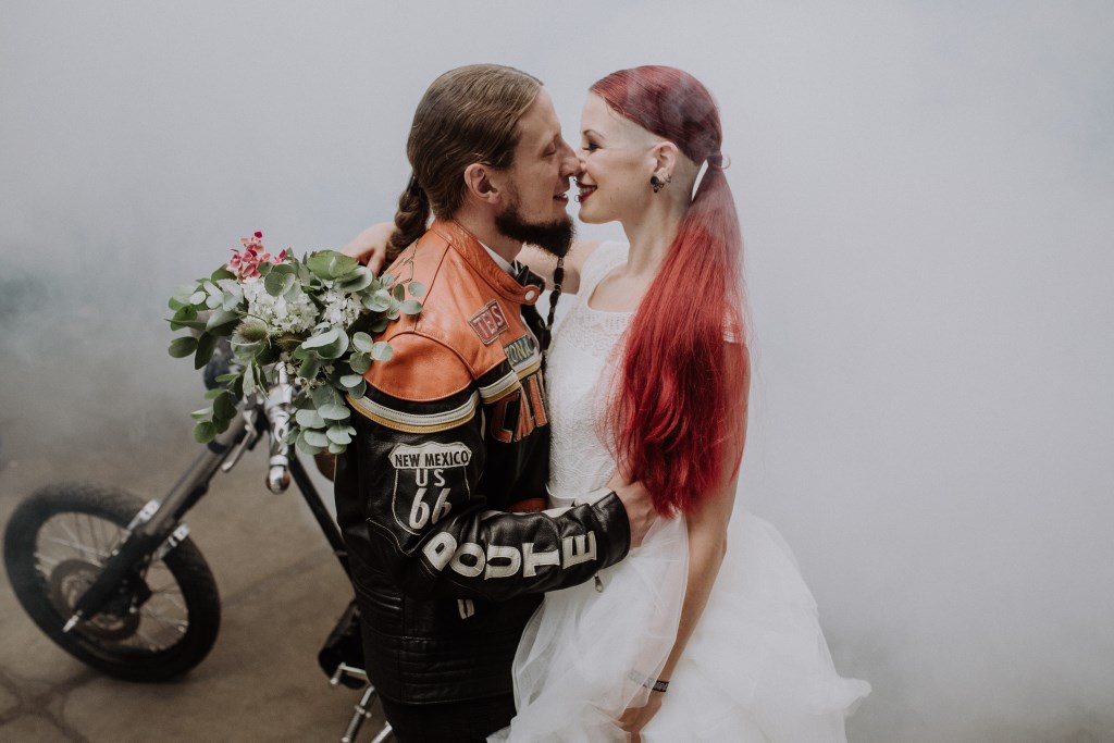 Rockabilly-Brautpaar küsst sich