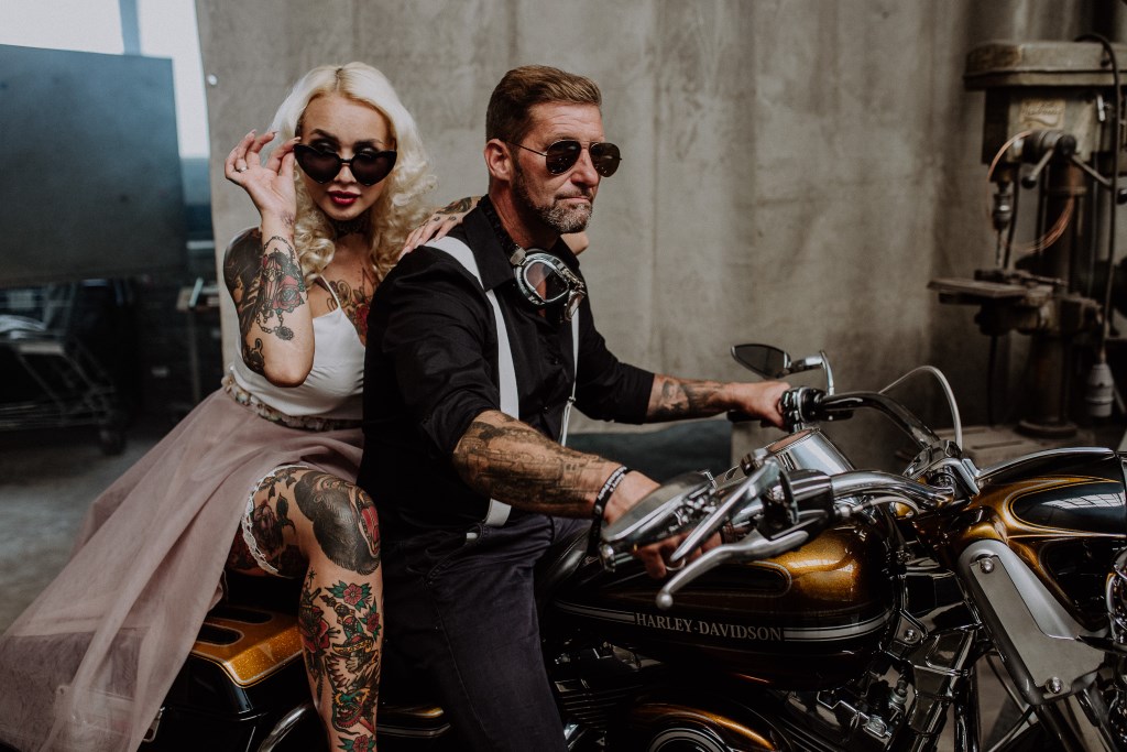 Rocker-Brautpaar auf Harley Davidson