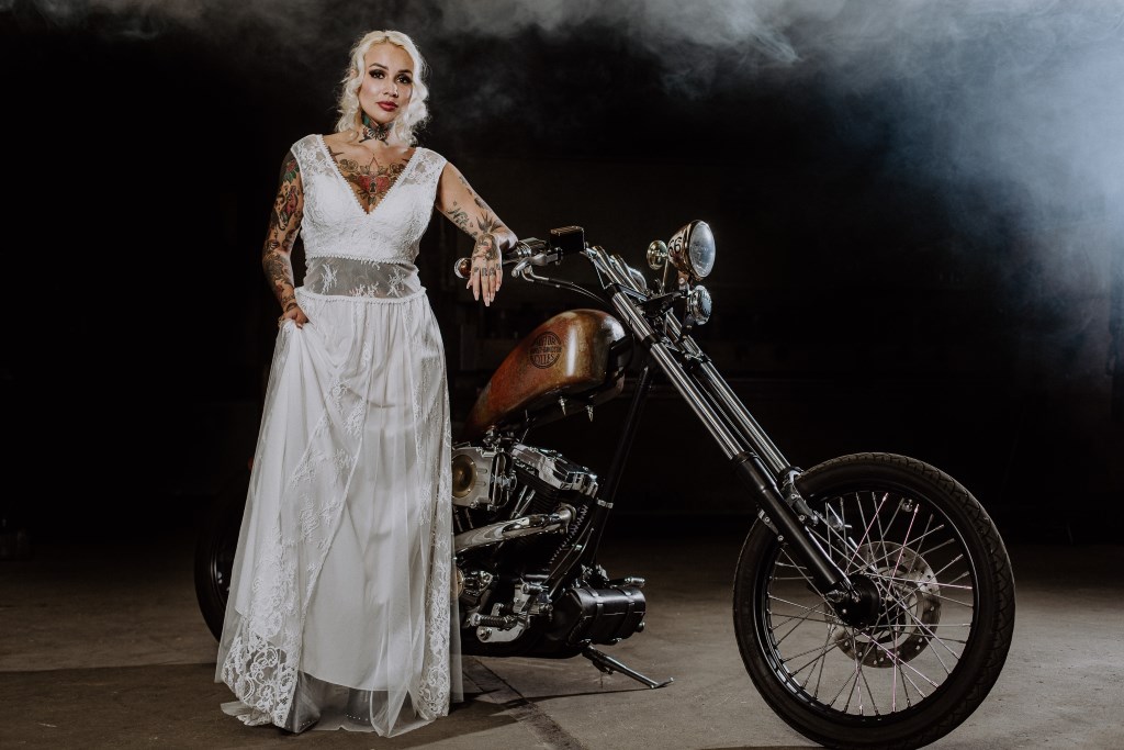 Rocker-Braut vor Harley