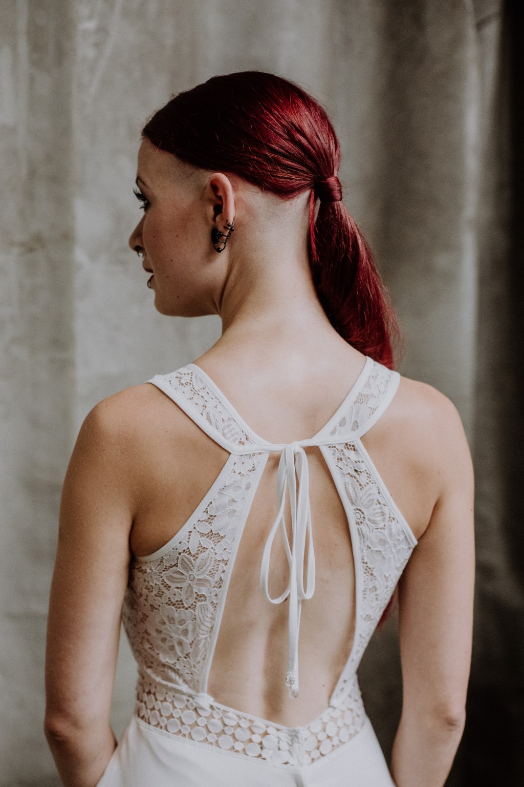Rockabilly Braut mit roten Haaren im weißen Brautkleid