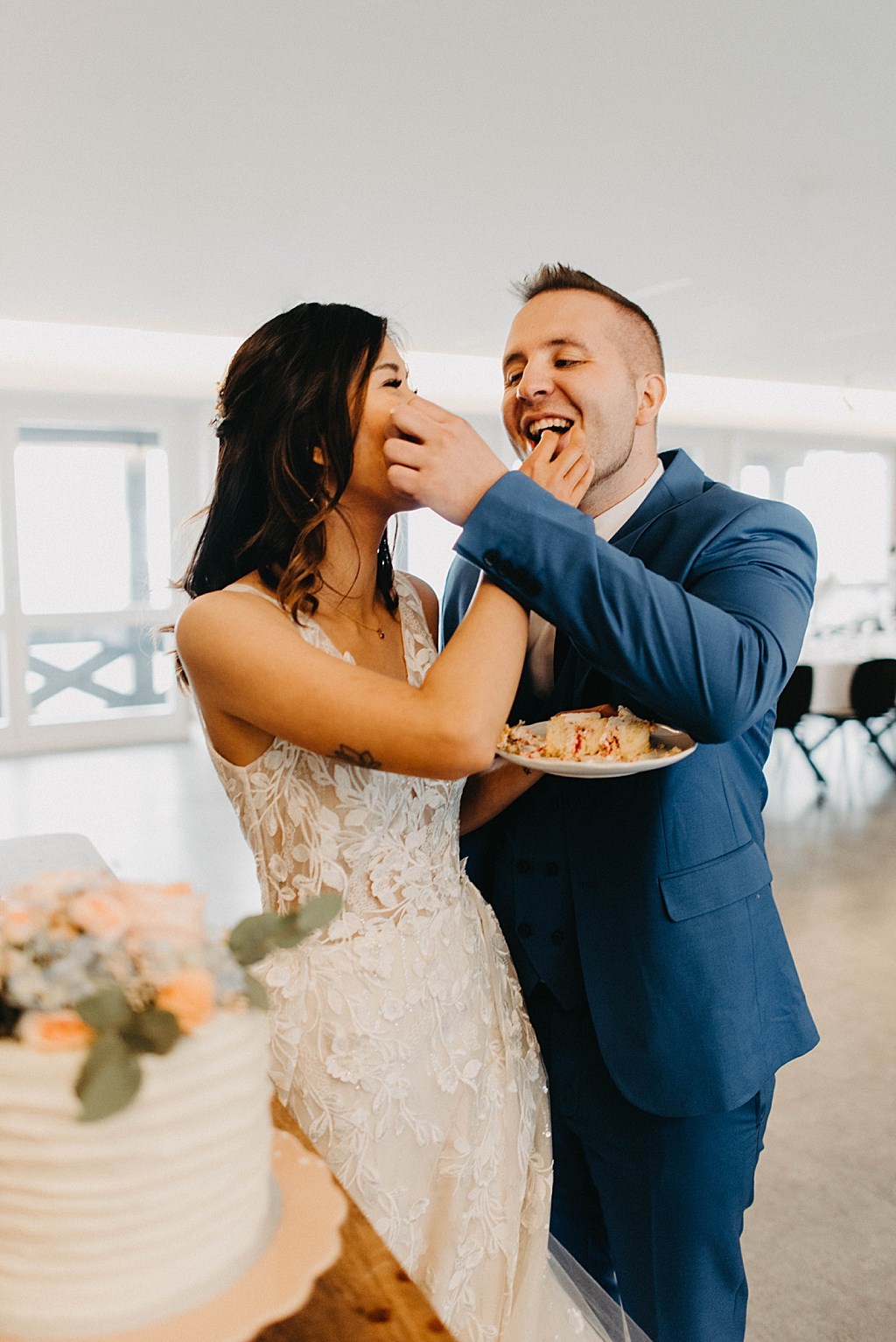 Brautpaar füttert sich mit Hochzeitstorte