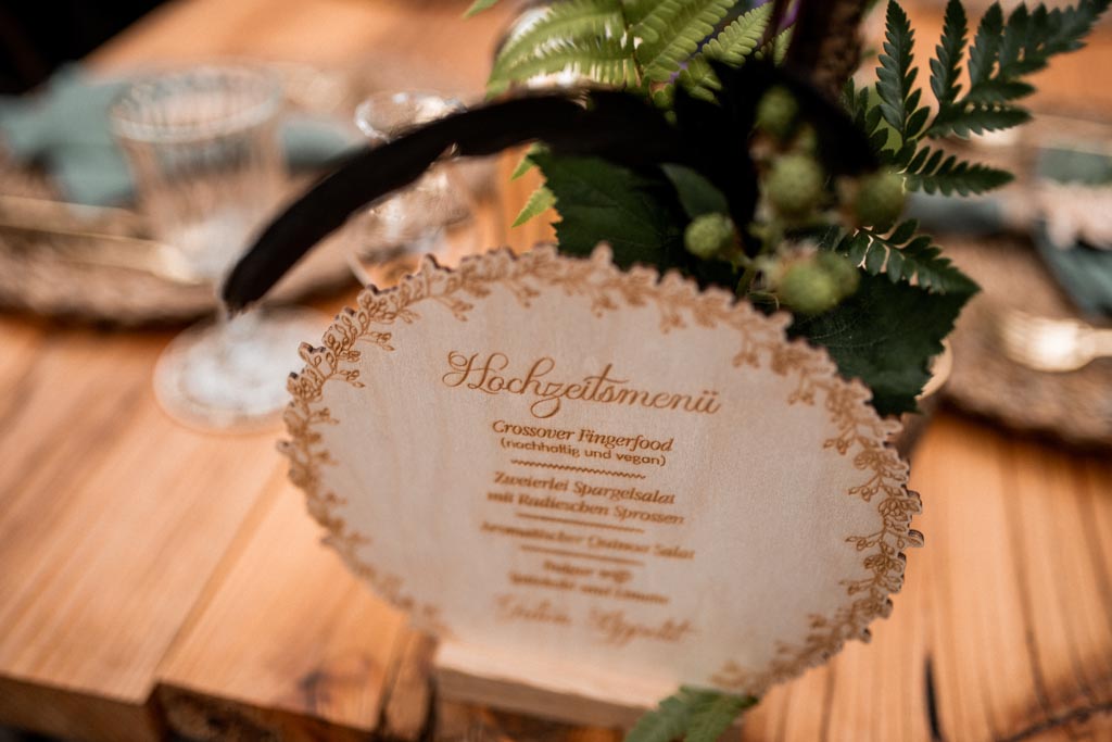 Holzschild mit Menükarte