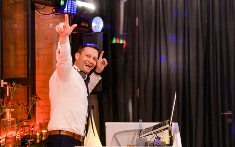 Professioneller Hochzeits-DJ für eure Hochzeit Bild 1