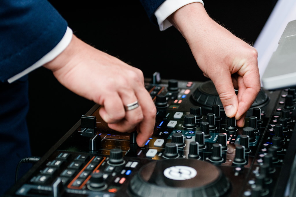 Gentleman-DJ Eric am Mischpult