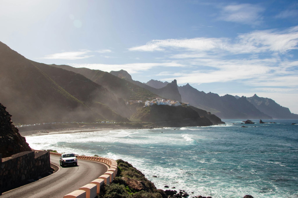 Sonnige Küstenstraße auf Teneriffa