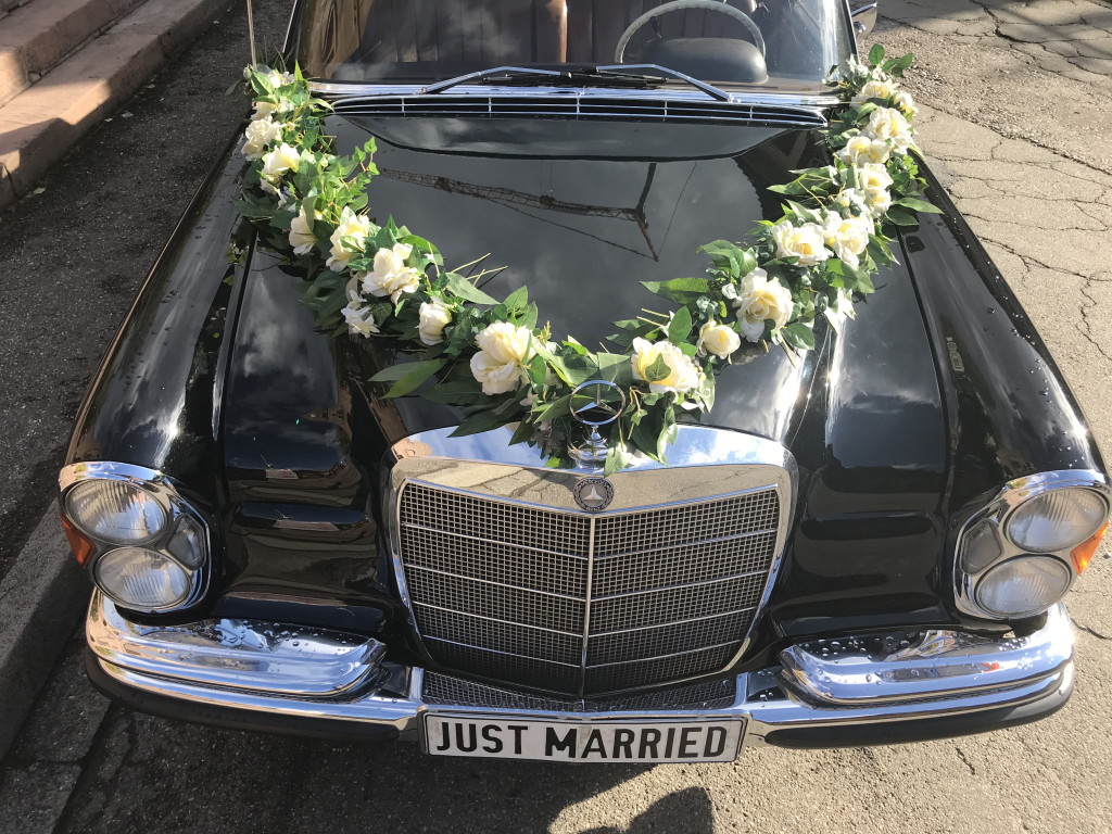 Hochzeitsoldtimer Mercedes 250 SE Limousine 1966 mit Blumen-Girlanden