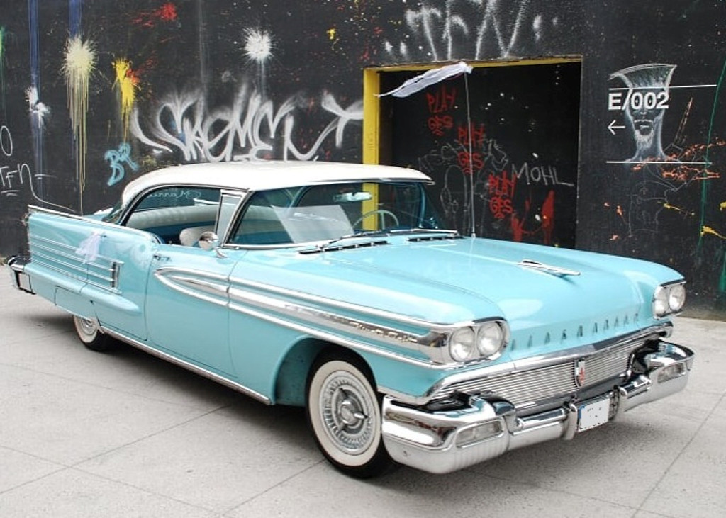 Oldsmobile 50er Jahre hellblau-weiß