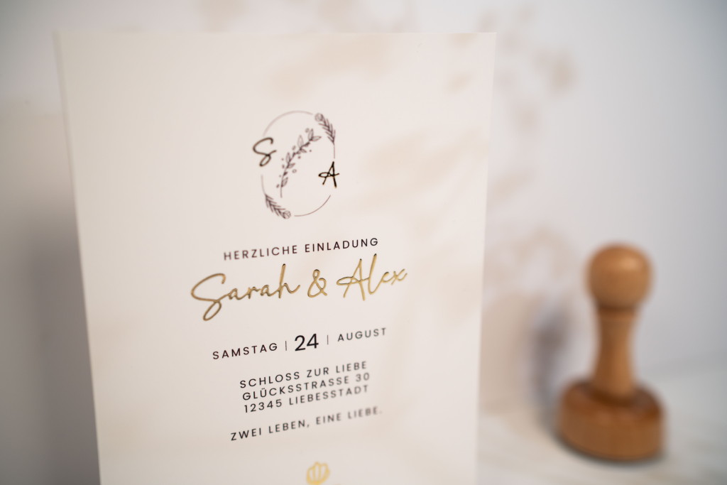 Hochzeitseinladung mit klarem Design