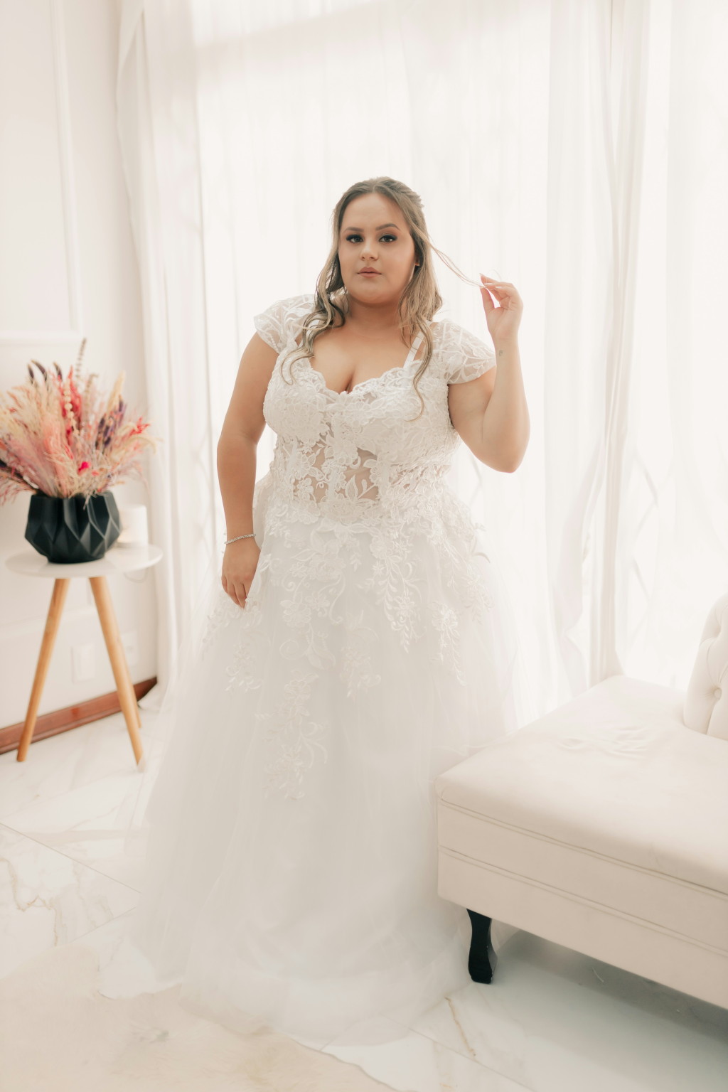 Kurvige Braut in Tüll und Spitze