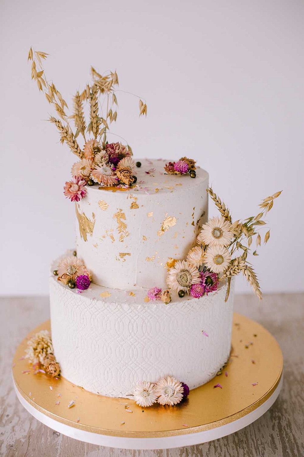 Zweist&ouml;ckige vegane Hochzeitstorte im Boho-Stil mit Trockenblumen