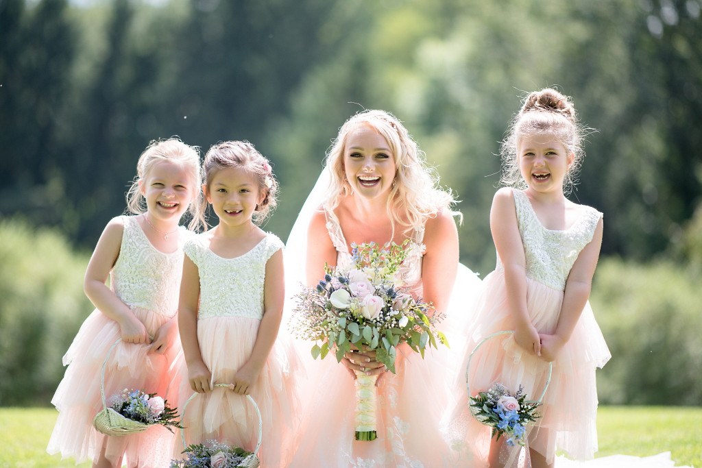 Braut mit drei Blumenm&auml;dchen