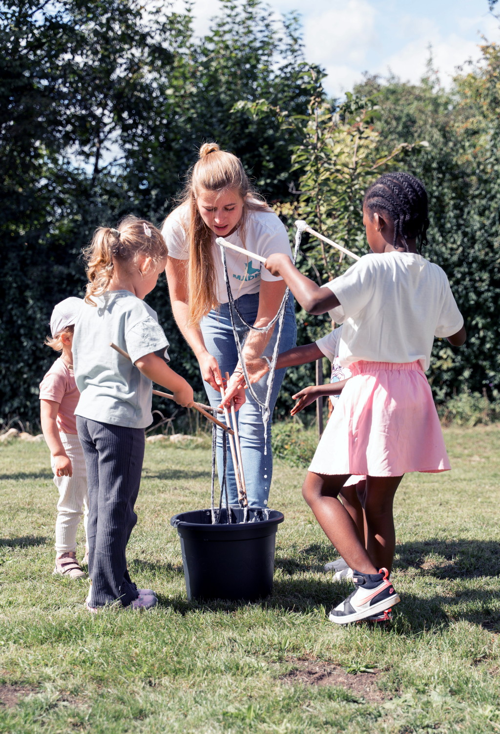 Madeleine von Made-Events mit Kindern beim Riesenseifenblasen machen